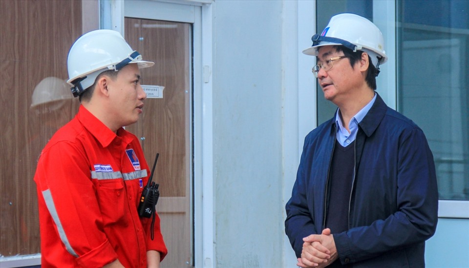 Phó Chủ tịch Công đoàn Dầu khí Việt Nam Nguyễn Mạnh Kha (bên phải) thăm hỏi người lao động Thủy điện Đakđrinh. Ảnh: Thành Linh