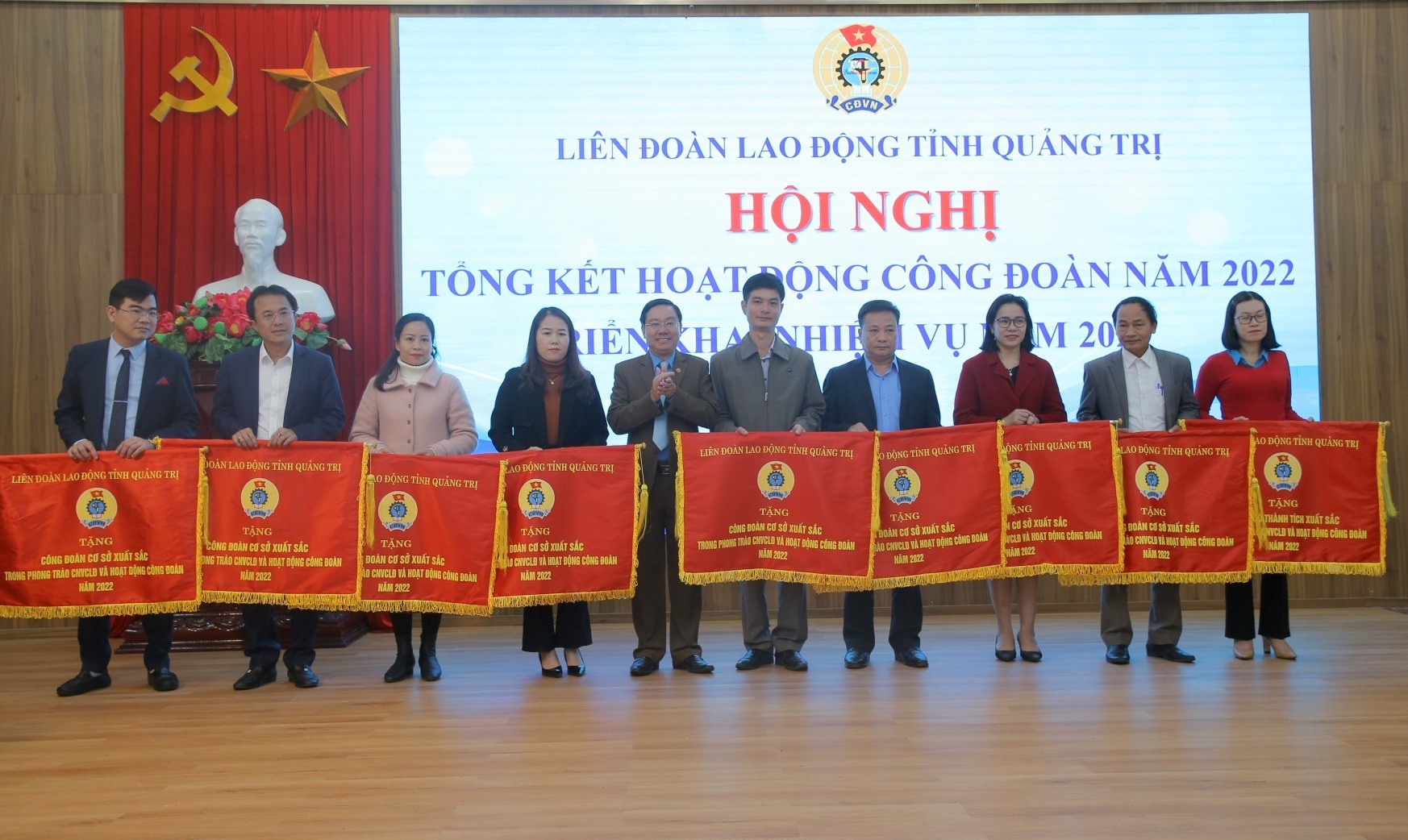 9 đơn vị nhận Cờ thi đua của LĐLĐ tỉnh Quảng Trị. Ảnh: Hưng Thơ.