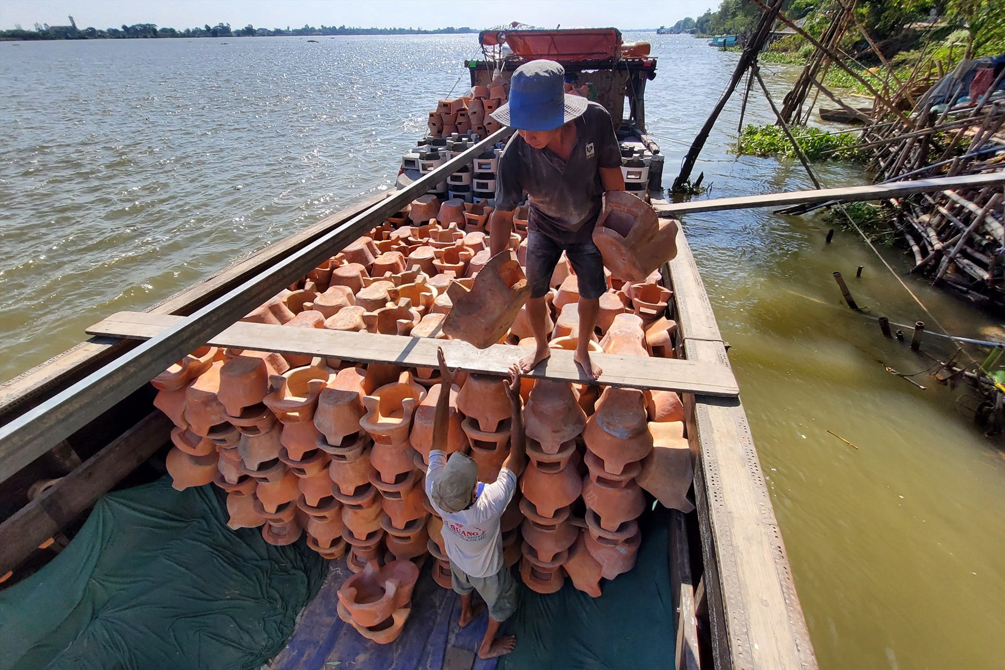 Làng nghề làm lò đất (xã Phú Thọ, huyện Phú Tân, tỉnh An Giang) những ngày cuối năm lại tất bật, nhộn nhịp hẳn lên bởi người dân nơi đây xuất hàng nghìn chiếc lò cho khách phương xa.