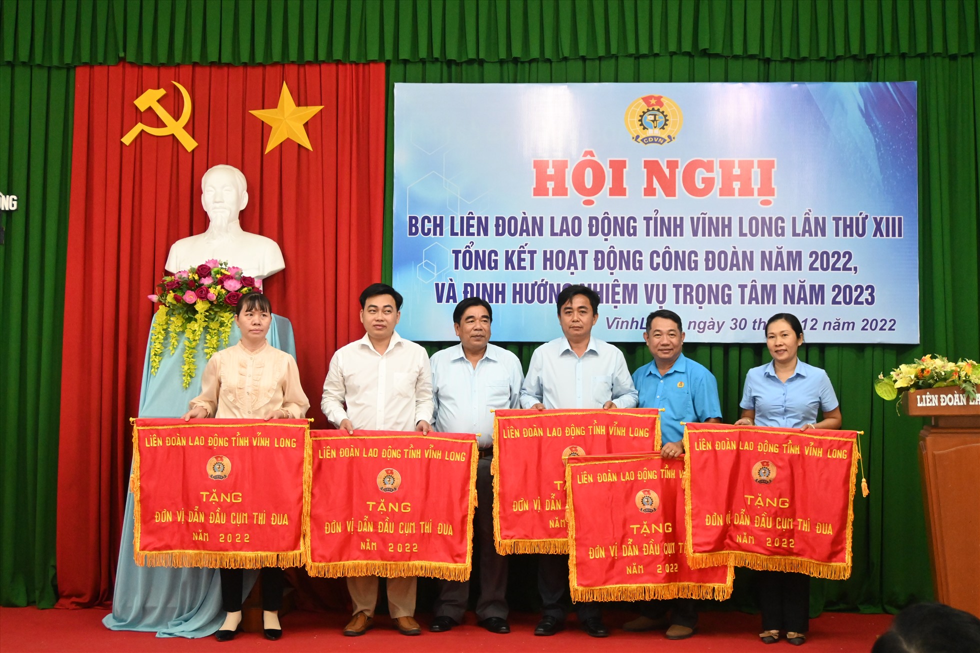 Tuyên dương các tập thể, cá nhân có thành tích xuất sắc trong các hoạt động phong trào của tổ chức Công đoàn. Ảnh: Thành Nhân