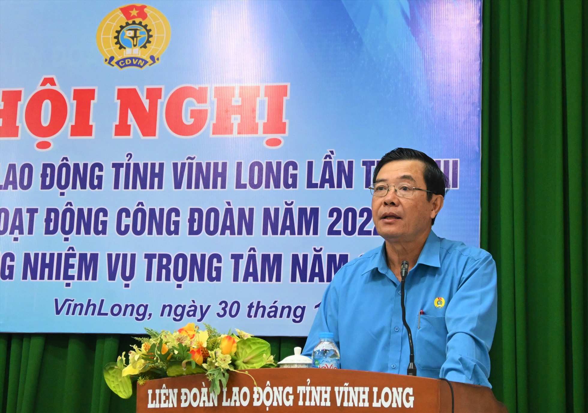 Ông Huỳnh Bá Long, Chủ tịch LĐLĐ tỉnh Vĩnh Long phát biểu chỉ đạo tại hội nghị. Ảnh: Thành Nhân