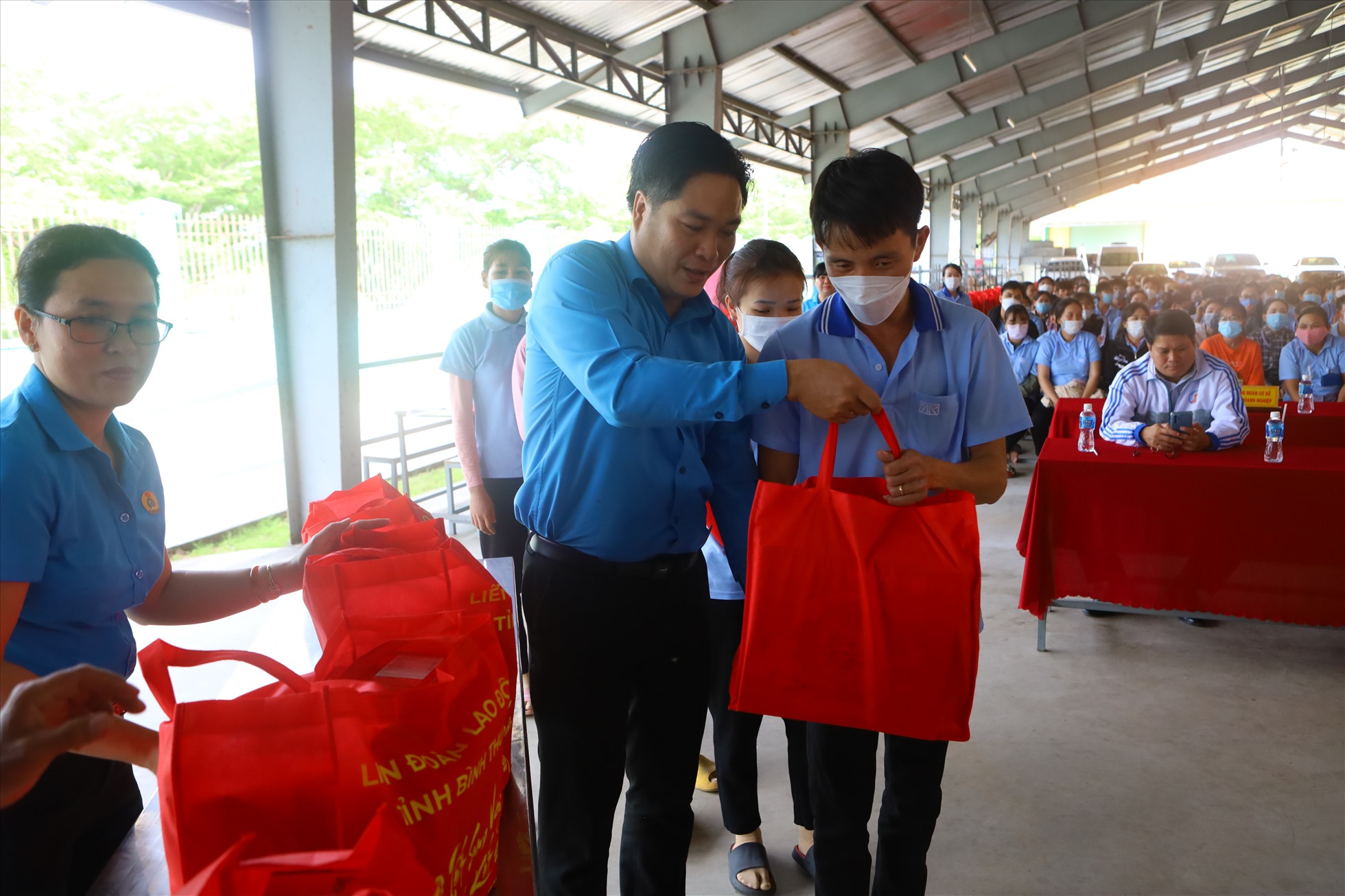 Đồng chí Trần Duy Thanh, Phó Chủ tịch phụ trách Công đoàn các KCN Bình Thuận ân cần trao quà cho công nhân. Ảnh: Duy Tuấn