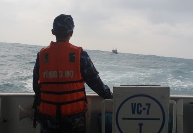 Đến khoảng 17h ngày 30.12, tàu cá QB 98243 sẽ được lai dắt về đến cảng Đà Nẵng. Ảnh: Bộ Tư Lệnh Vùng 3 Hải quân