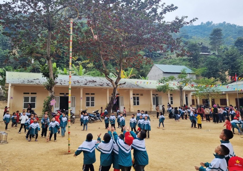Các bạn nhỏ hào hứng chơi ném còn - trò chơi dân gian quen thuộc của người Thái, Khơ Mú ở Nghệ An. Ảnh : Quỳnh Trang