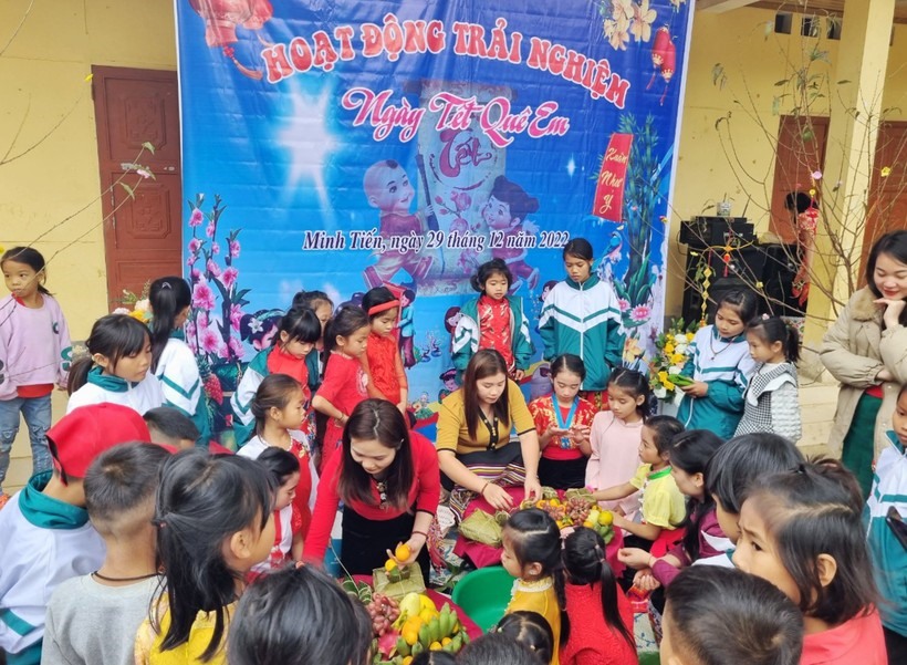 Trường Tiểu học Lượng Minh (huyện Tương Dương, Nghệ An) tổ chức tết sớm cho học sinh dân tộc Thái, Khơ Mú,... Ảnh: Quỳnh Trang