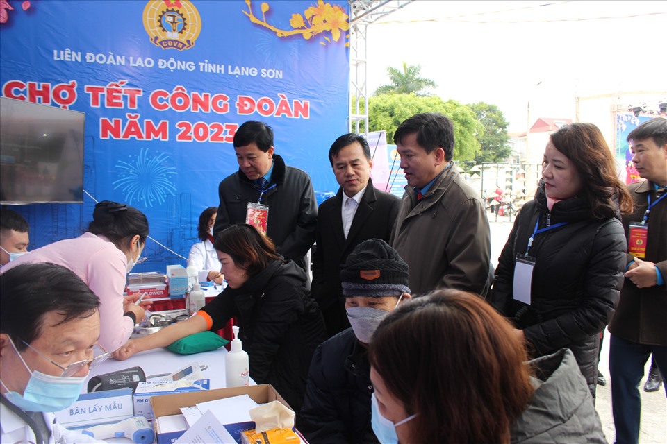 Lãnh đạo Tổng LĐLĐVN, tỉnh Lạng Sơn thăm quan gian hàng tại “Chợ Tết Công đoàn“. Ảnh: Hà Anh