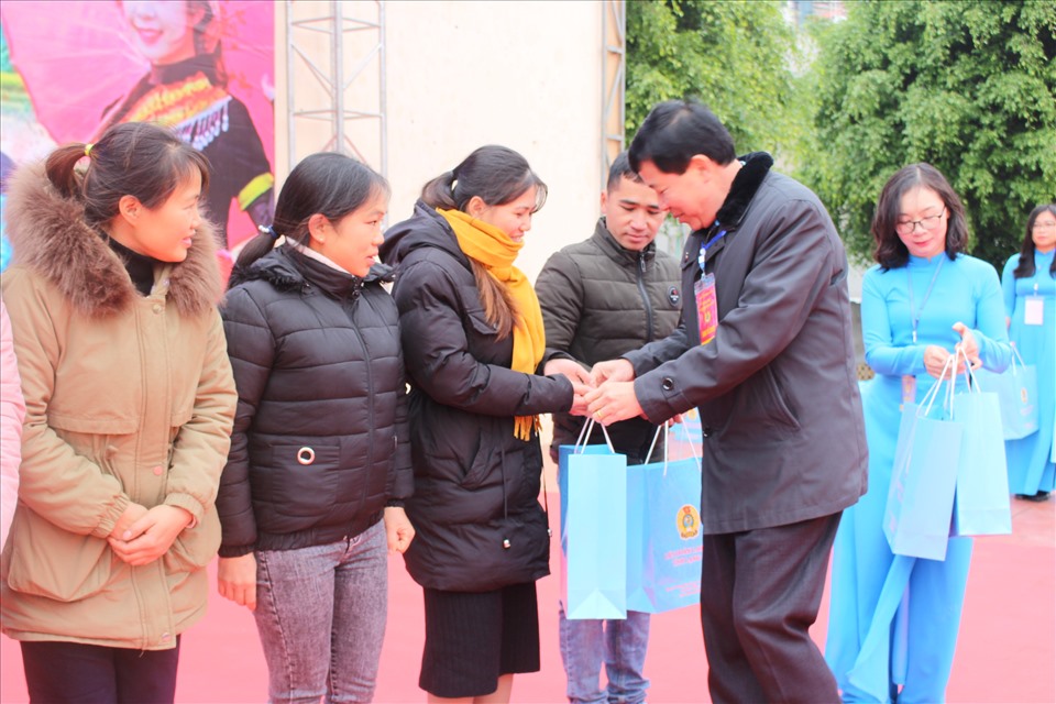 Lãnh đạo LĐLĐ tỉnh Lạng Sơn tặng quà Tết cho đoàn viên, người lao động. Ảnh: Hà Anh