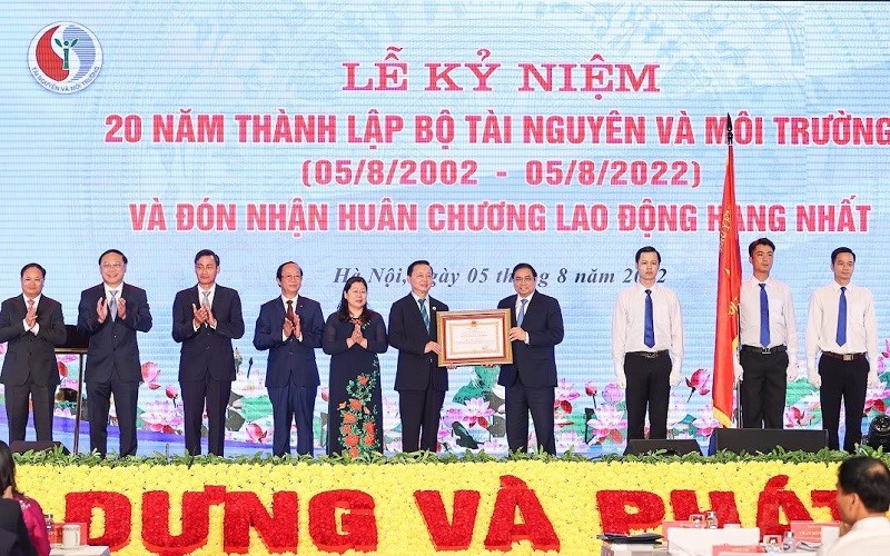 Thay mặt lãnh đạo Đảng, Nhà nước, Thủ tướng Phạm Minh Chính đã trao Huân chương Lao động Hạng Nhất cho Bộ Tài nguyên và Môi trường và cá nhân Bộ trưởng Trần Hồng Hà. Ảnh: Khương Trung
