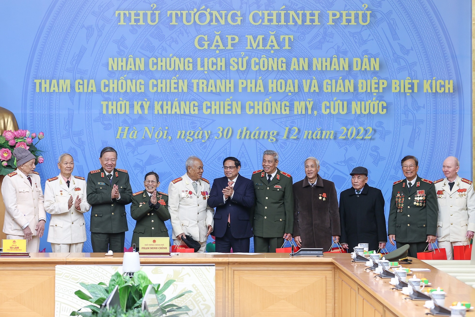 Thủ tướng Phạm Minh Chính và các đại biểu tại cuộc gặp mặt. Ảnh: Nhật Bắc