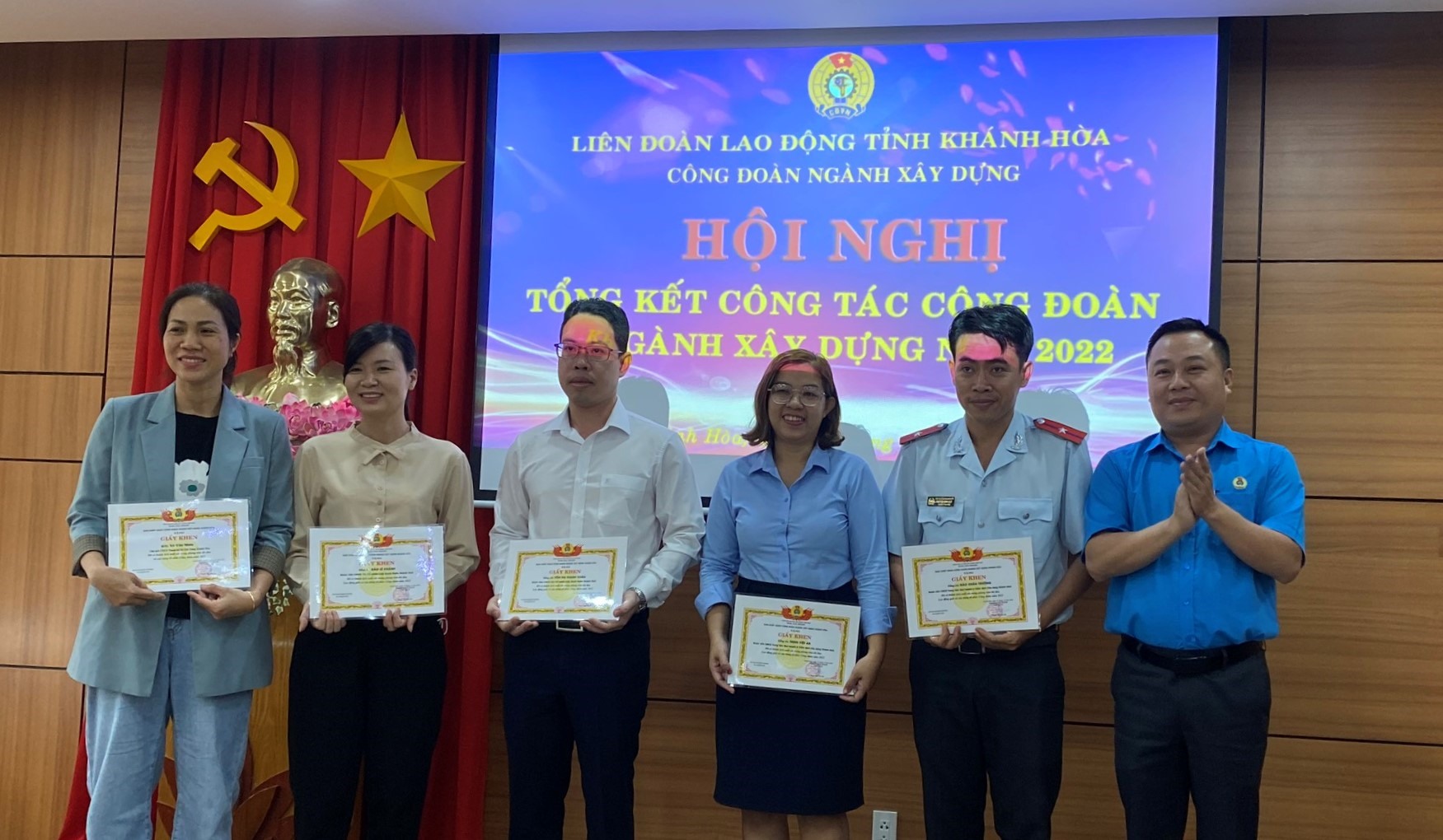Lãnh đạo LĐLĐ Khánh Hòa tặng bằng khen cho các tập thể, cá nhân có thành tích xuất sắc trong hoạt động Công đoàn năm 2022. Ảnh: P.Linh