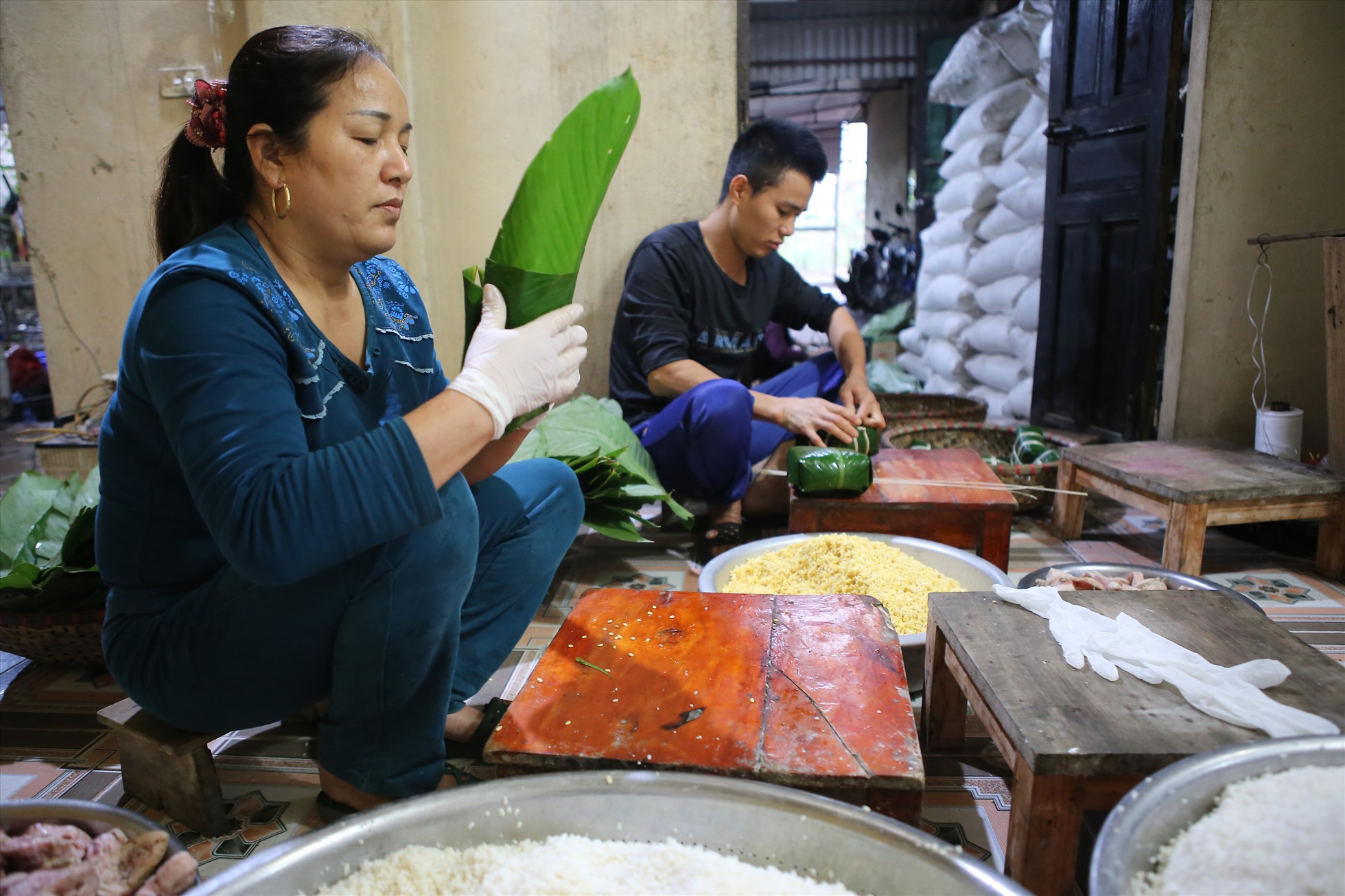 Xã Hùng Lô hiện có khoảng 200 gia đình duy trì nghề gói bánh chưng theo mô hình sản xuất hàng hóa.
