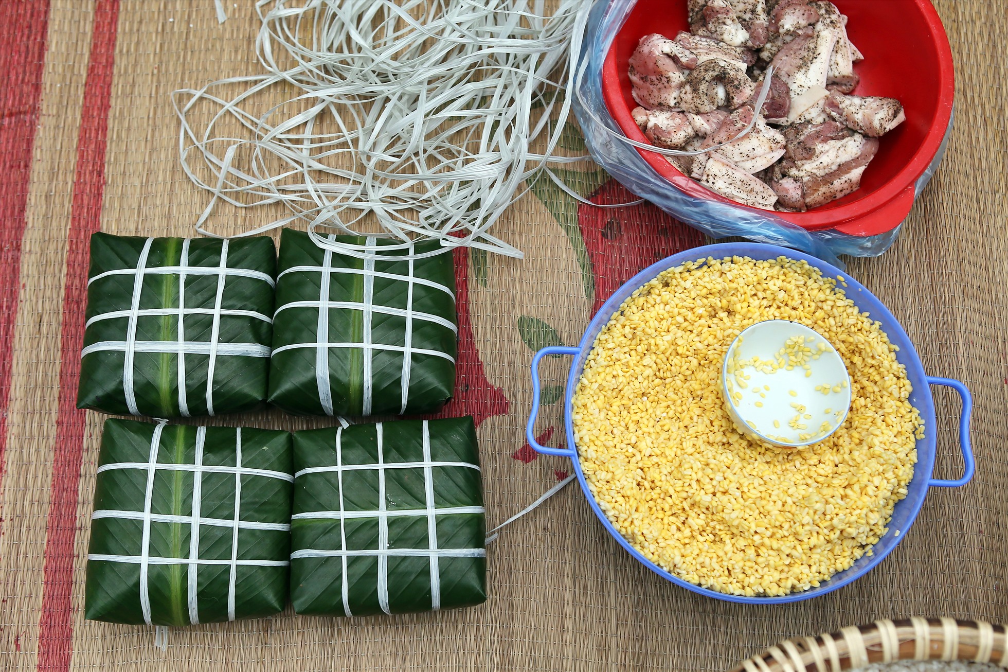 Những nguyên liệu chính để làm ra những chiếc bánh chưng gồm lá dong, gạo nếp, đậu xanh, thịt lợn.