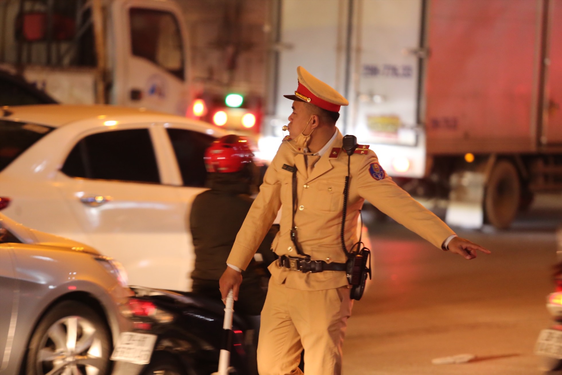 Lực lượng cảnh sát giao thông túc trực liên tục điều tiết các phương tiện.