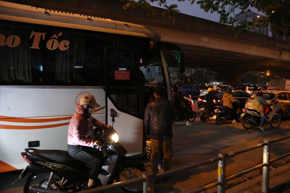 Tại khu vực đường Phạm Hùng, tình trạng thuở xe khách di chuyển chậm, bắt khách dọc đường, khiến tình trạng giao thông tại đây càng trở nên ùn tắc.