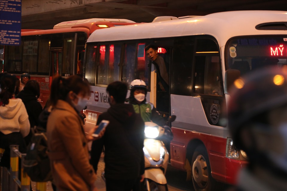 Tại khu vực đường Phạm Hùng, tình trạng thuở xe khách di chuyển chậm, bắt khách dọc đường, khiến tình trạng giao thông tại đây càng trở nên ùn tắc.