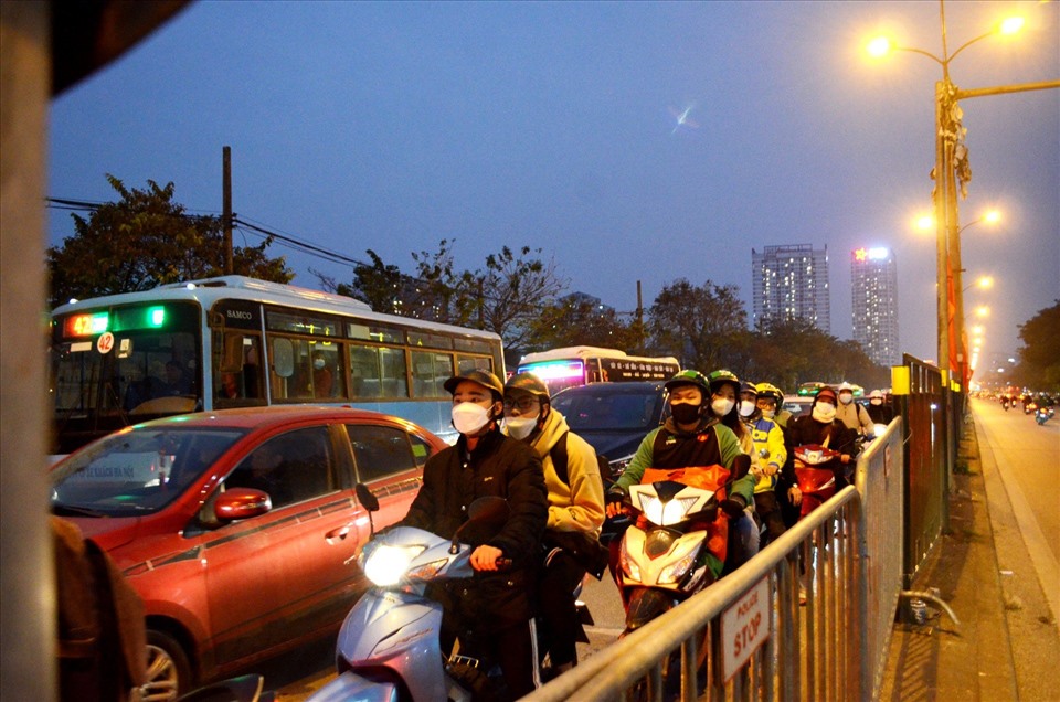 Ghi nhận của nhóm PV tại đường Giải Phóng, Hoàng Mai, trục đường hướng về cửa ngõ thành phố đông nghịt xe.