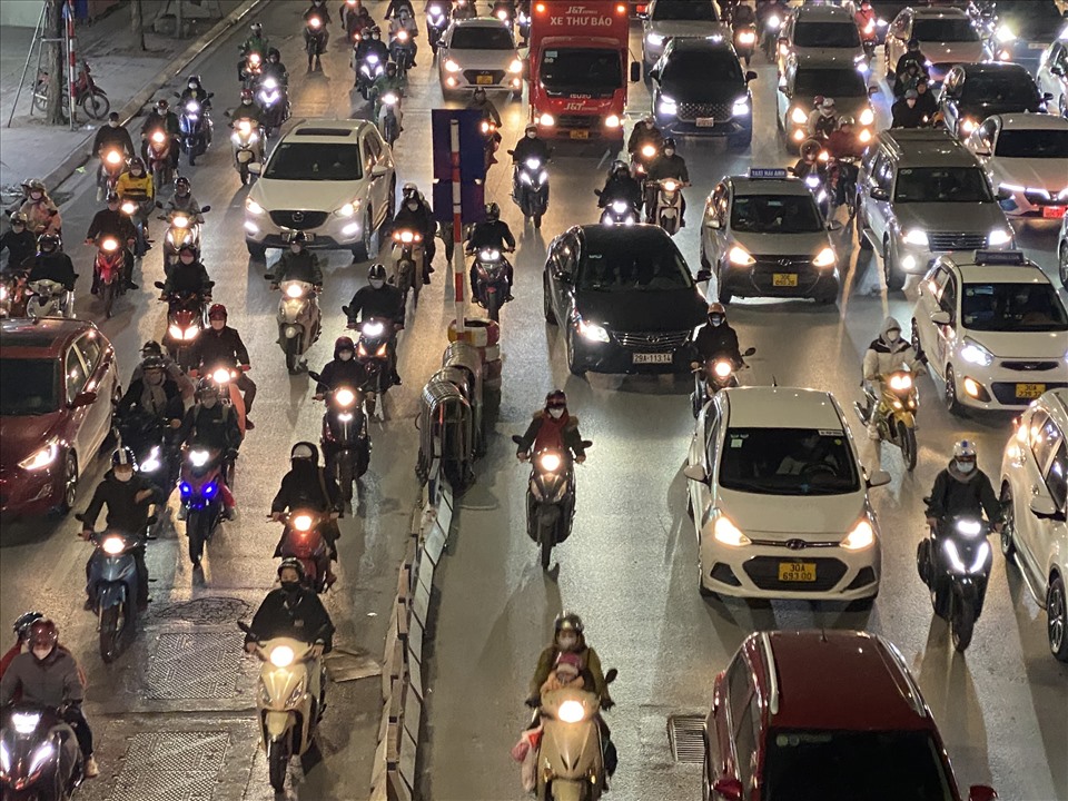 Tại tuyến đường Nguyễn Trãi, Thanh Xuân, dù đã phân làn đường cho các phương tiện, nhưng nhiều phương tiện vẫn không chấp hành nghiêm quy định. Ảnh: Linh Chi