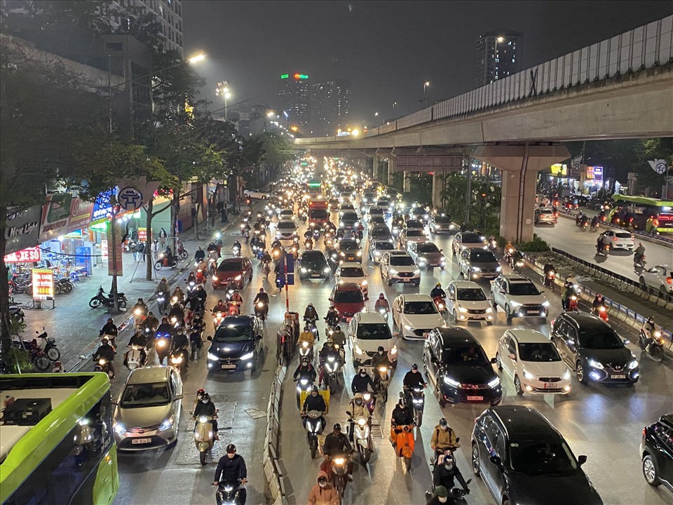 Tại tuyến đường Nguyễn Trãi, Thanh Xuân, dù đã phân làn đường cho các phương tiện, nhưng nhiều phương tiện vẫn không chấp hành nghiêm quy định. Ảnh: Linh Chi