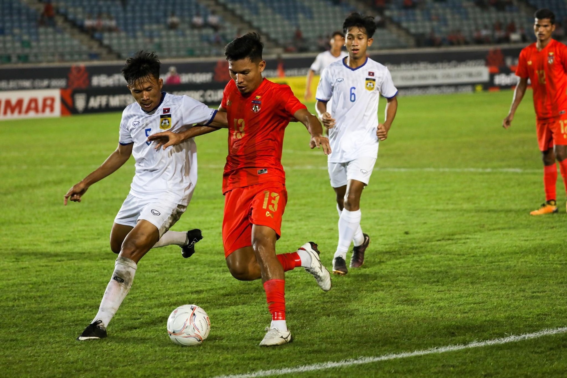Chủ nhà Myanmar (đỏ) bế tắc trước đội hình chơi lùi sâu của Lào. Ảnh: LĐBĐ Myanmar