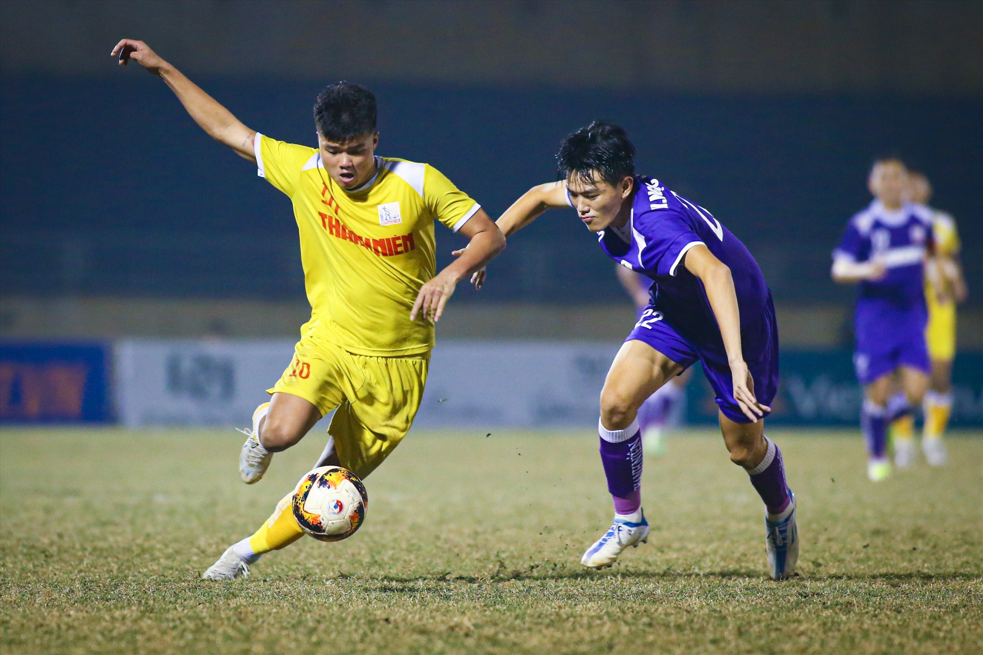 U21 Hà Nội thi đấu chặt chẽ trước Bình Dương. Ảnh: Thanh Vũ