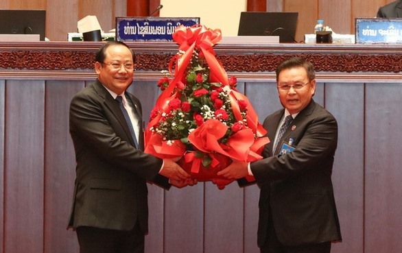Tân Thủ tướng Lào Sonexay Siphandone (trái). Ảnh: Thông tấn xã Lào