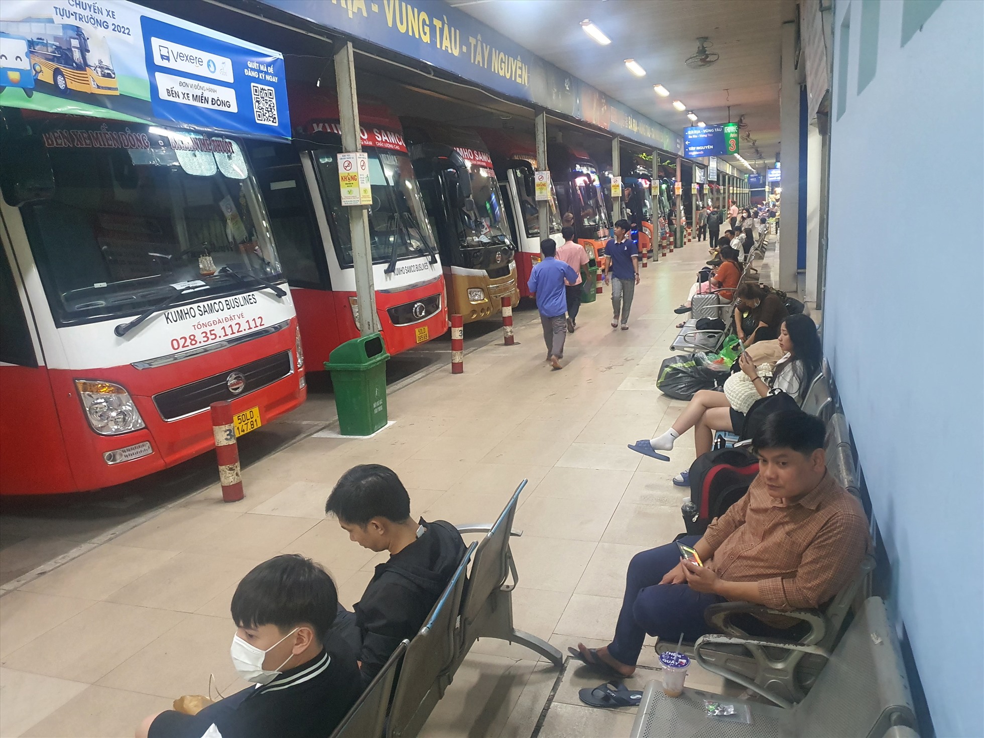 Ghi nhận của Lao Động, tối ngày 30.12, tại Bến xe Miền Đông (quận Bình Thạnh),  lượng khách đến bến khá ít, không có cảnh đông đúc chờ xe về quê nghỉ lễ như những năm trước.