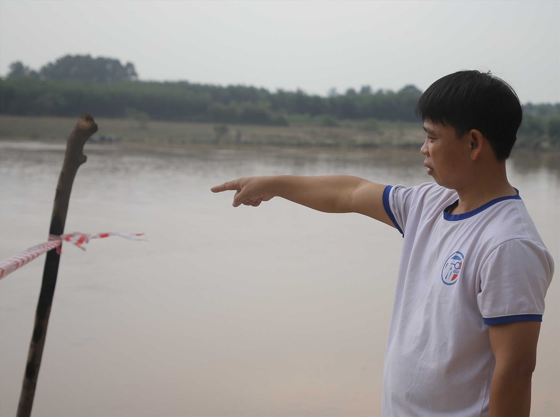 Anh Lê Văn Phú bức xúc trước việc bờ sông bị sạt lở và chưa có dấu hiệu dừng lại. Ảnh: Hưng Thơ.