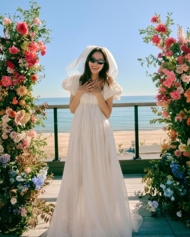 Gong Hyo Jin hạnh phúc trong hôn lễ ở Mỹ. Ảnh: Instagram @rovvxhyo.