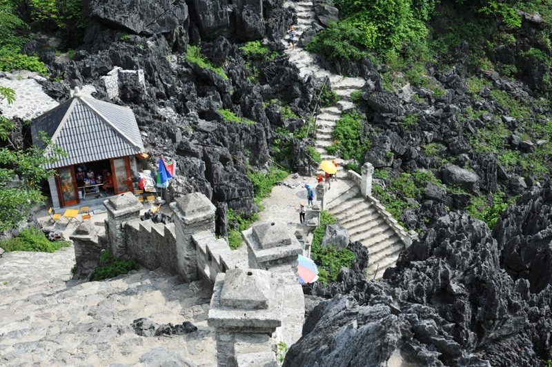Để lên được đỉnh núi du khách phải trải qua gần 500 bậc thang đá. Ảnh: Nguyễn Trường