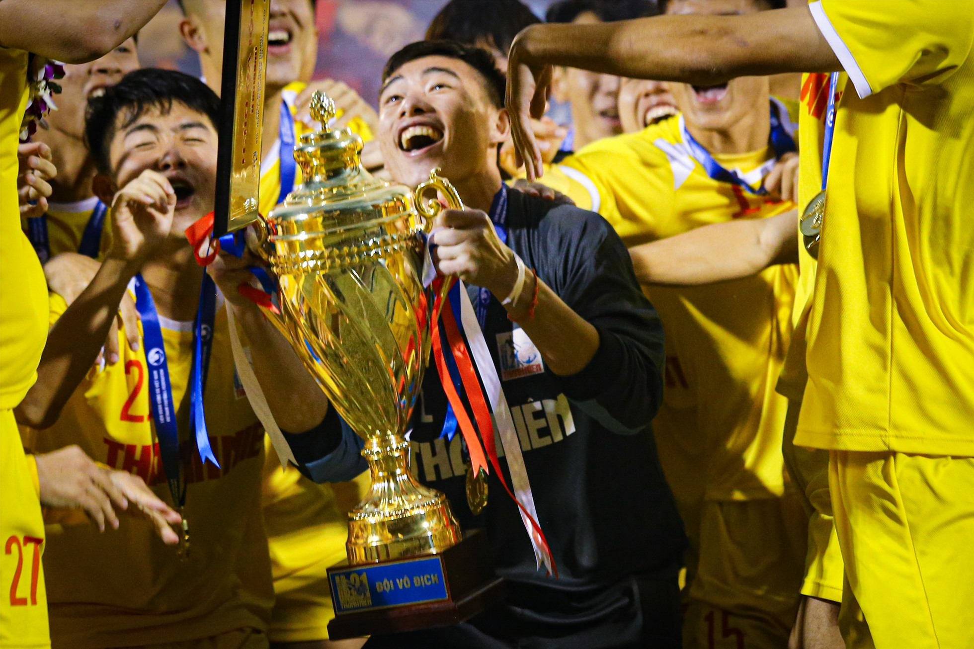 Các cầu thủ U21 Hà Nội nâng cao chiếc cúp vô địch.