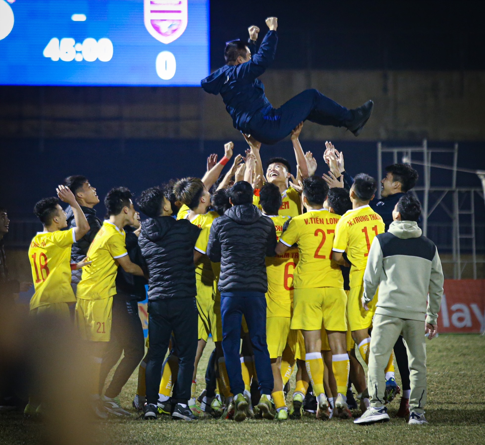 U21 Hà Nội tung huấn luyện viên trưởng Phạm Minh Đức lên trời để ăn mừng chức vô địch.