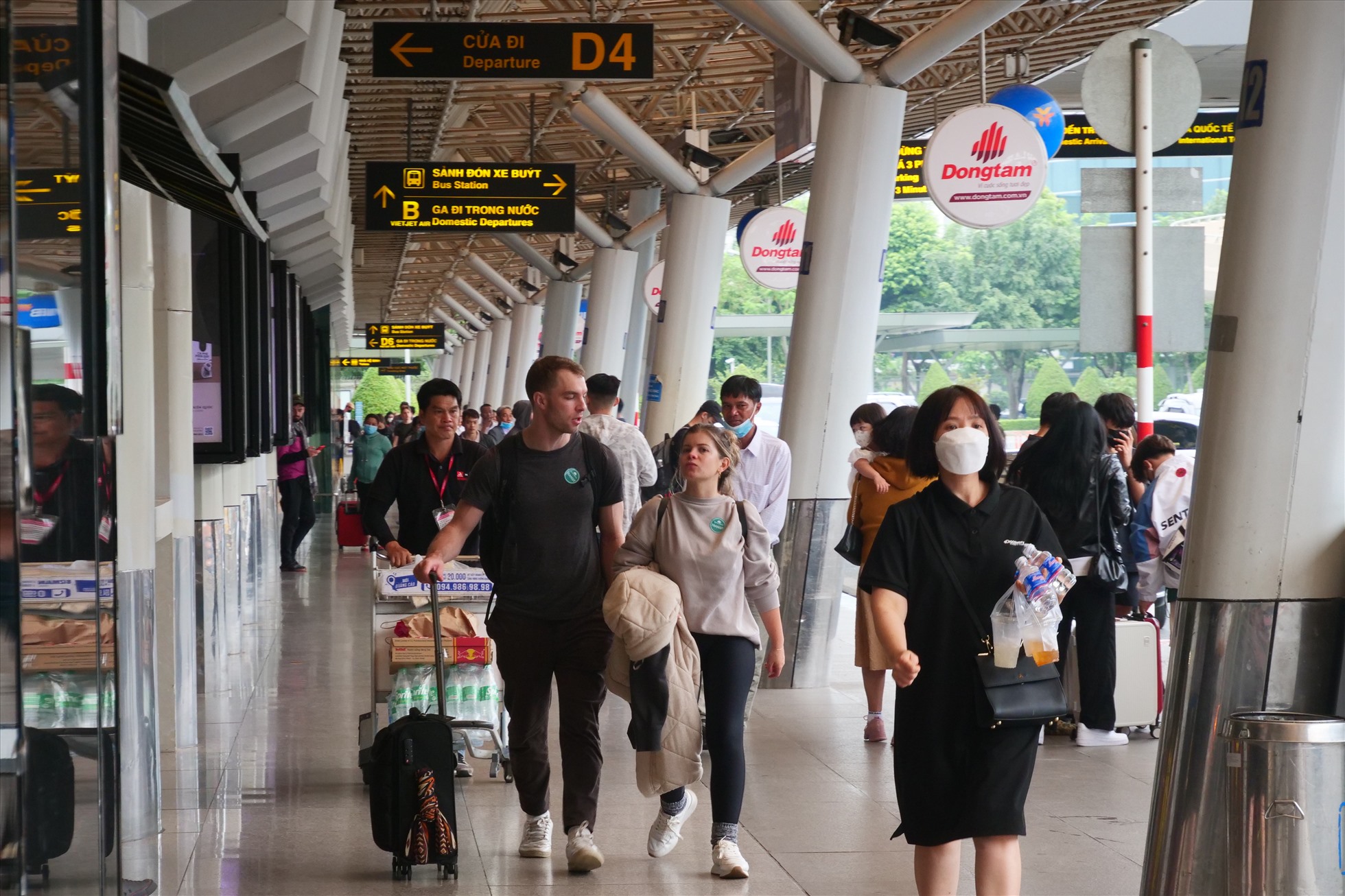 Từ sáng đến chiều 1-9, không khí đi lại trong ngày đầu tiên của đợt nghỉ lễ 2-9 tại sân bay Tân Sơn Nhất đông đúc nhưng không xảy ra ùn tắc ở tất cả các khâu.