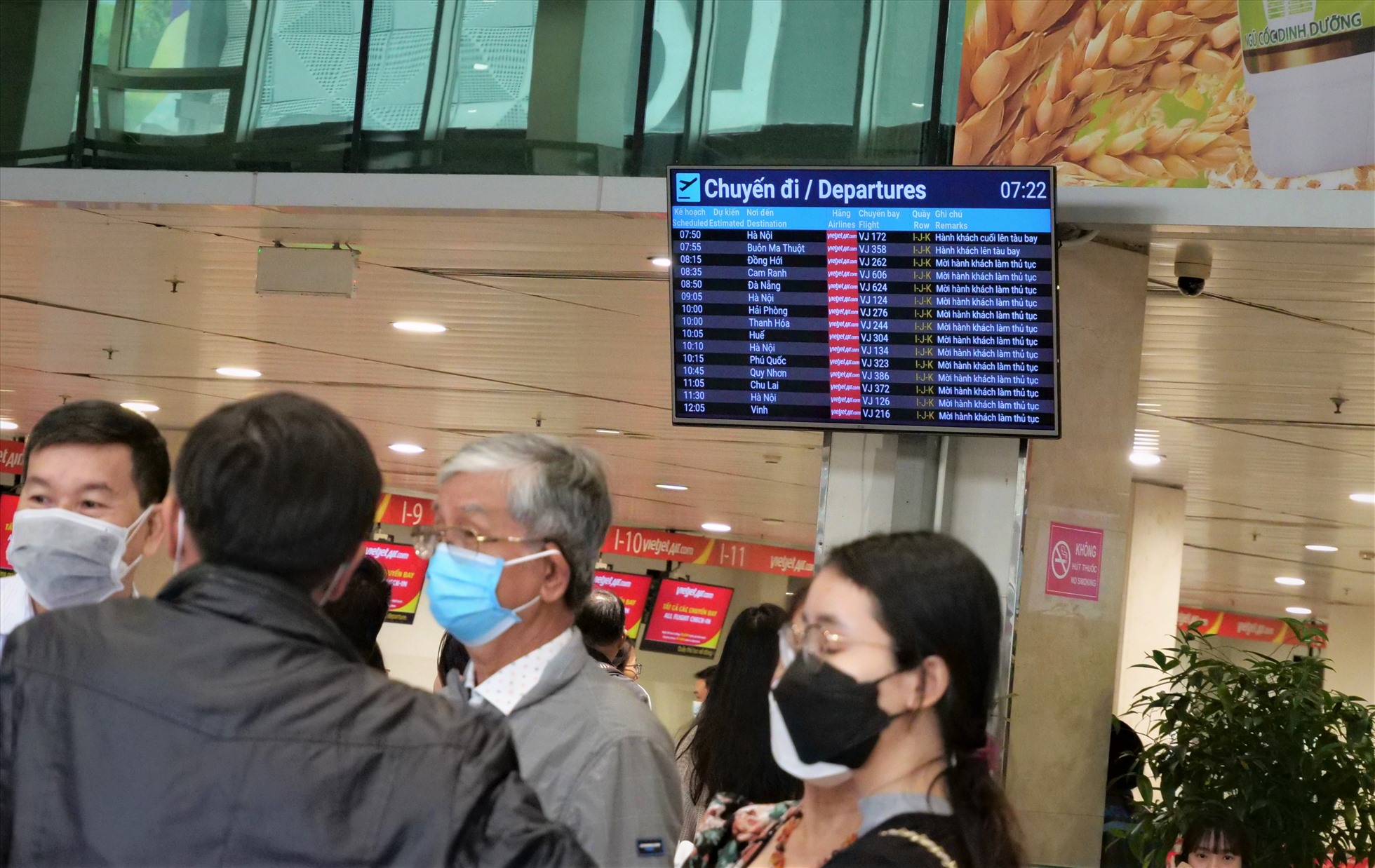 Dịp Tết Dương lịch 2023, sân bay Tân Sơn Nhất đón lượng hành khách tăng cao nhất, dự kiến phục vụ hơn 112.000 lượt khách, trong đó có hơn 57.000 khách đi và hơn 55.000 khách đến.