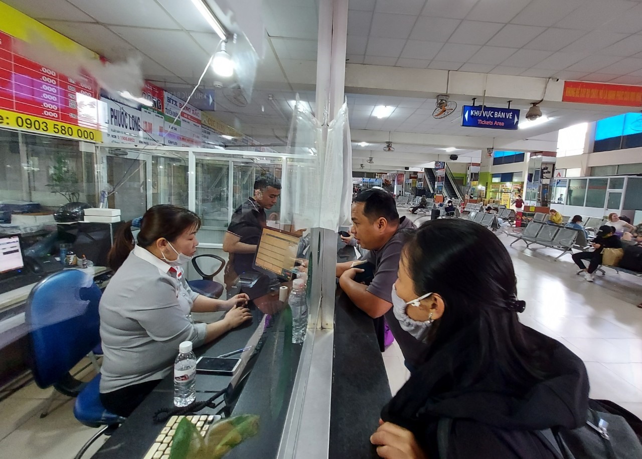 Một nhân viên nhà xe chạy tuyến TPHCM - Đắk Lắk cho biết số khách tới quầy mua vé chỉ nhỉnh hơn ngày thường. “Lượng vé bán không bằng mọi năm, một phần cũng do kỳ nghỉ lễ này không dài và lại sát Tết Nguyên đán” – nhân viên bán vé nói.