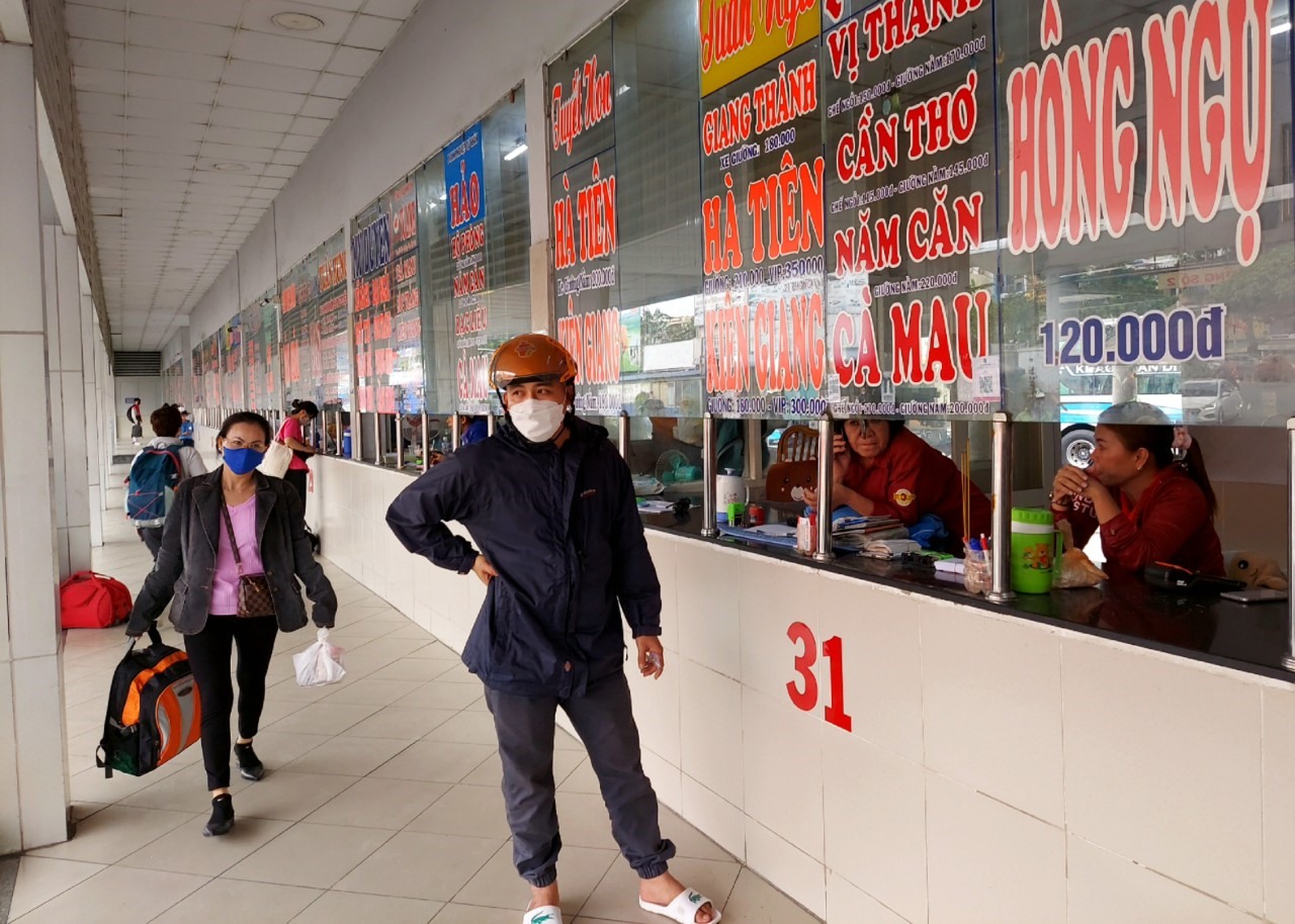 Tại bến xe Miền Tây (quận Bình Tân) cũng thưa thớt, ít người mua vé đi nghỉ Tết Dương lịch.