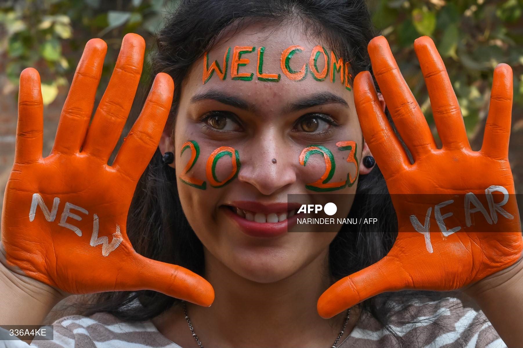 Một người phụ nữ sau khi được vẽ tay và mặt trước lễ đón giao thừa ở Amritsar, Ấn Độ ngày 30.12.2022. Ảnh: AFP