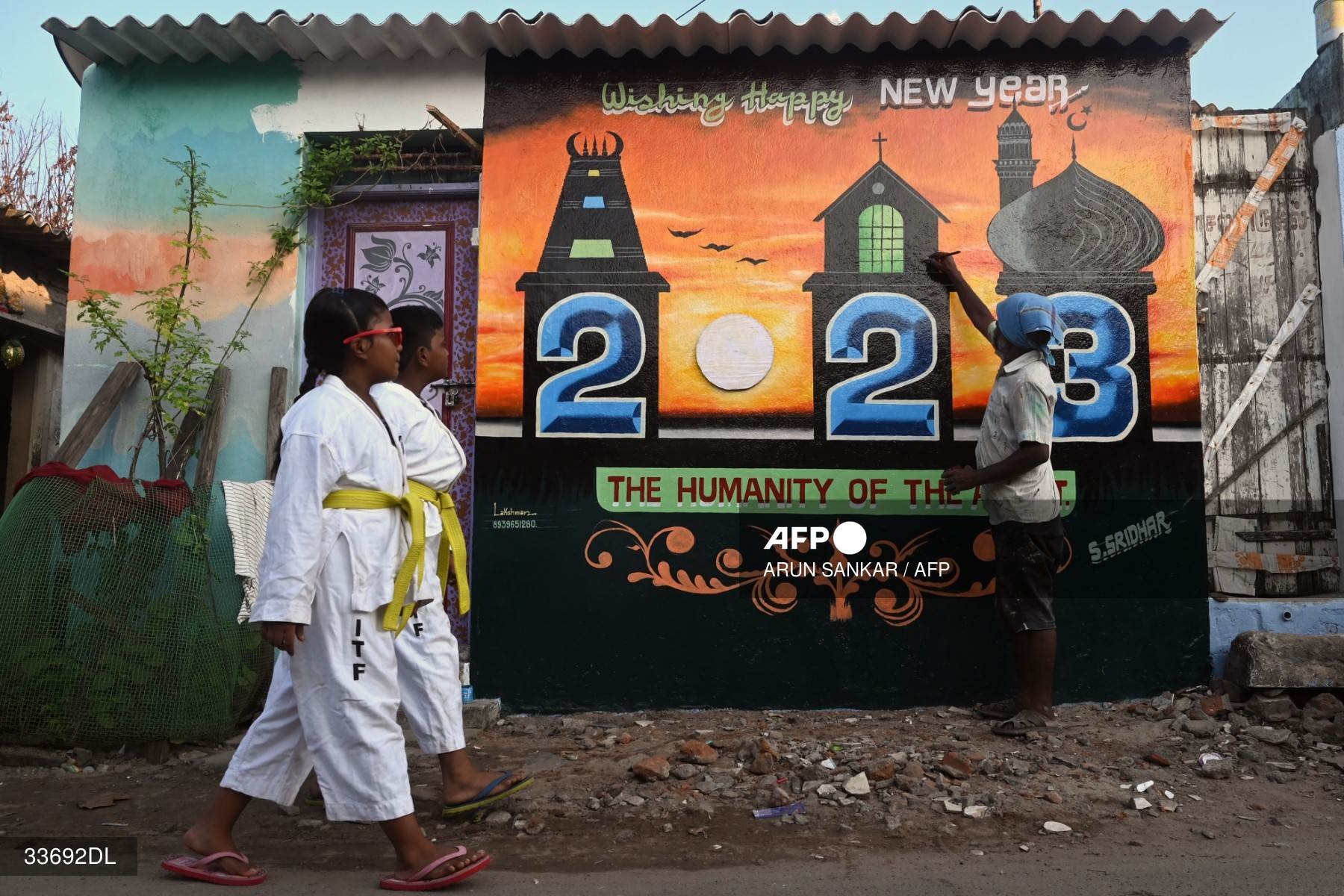 Bức tranh tường năm mới được vẽ tại ngôi nhà ở Chennai, Ấn Độ. Ảnh: AFP