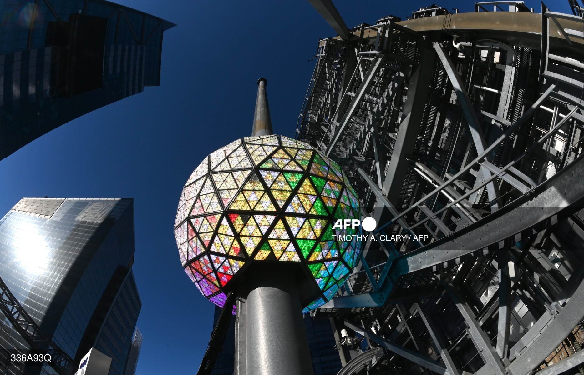 Quả cầu đêm giao thừa ở Quảng trường Thời đại, Thành phố New York, Mỹ được thử nghiệm ngày 30.12 để chuẩn bị thành tâm điểm trong lễ đón giao thừa ngày 31.12.2022. Ảnh: AFP