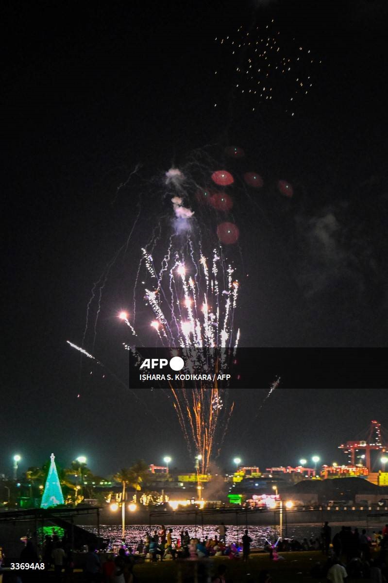 Pháo hoa ở cảng trong khuôn khổ hoạt động đón mừng năm mới của Colombo, Sri Lanka ngày 29.12.2022. Ảnh: AFP