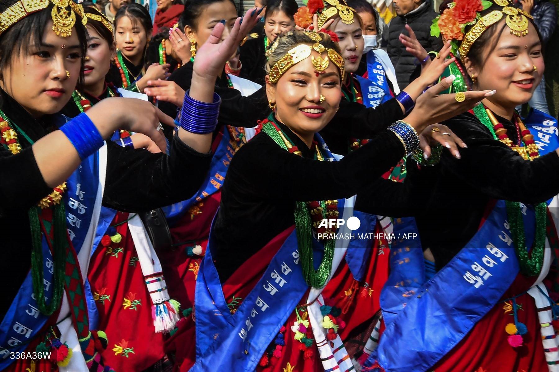 Người dân Nepal trong trang phục truyền thống tham gia lễ mừng năm mới được gọi là Tamu Lhosar” ở Kathmandu ngày 30.12.2022. Ảnh: AFP