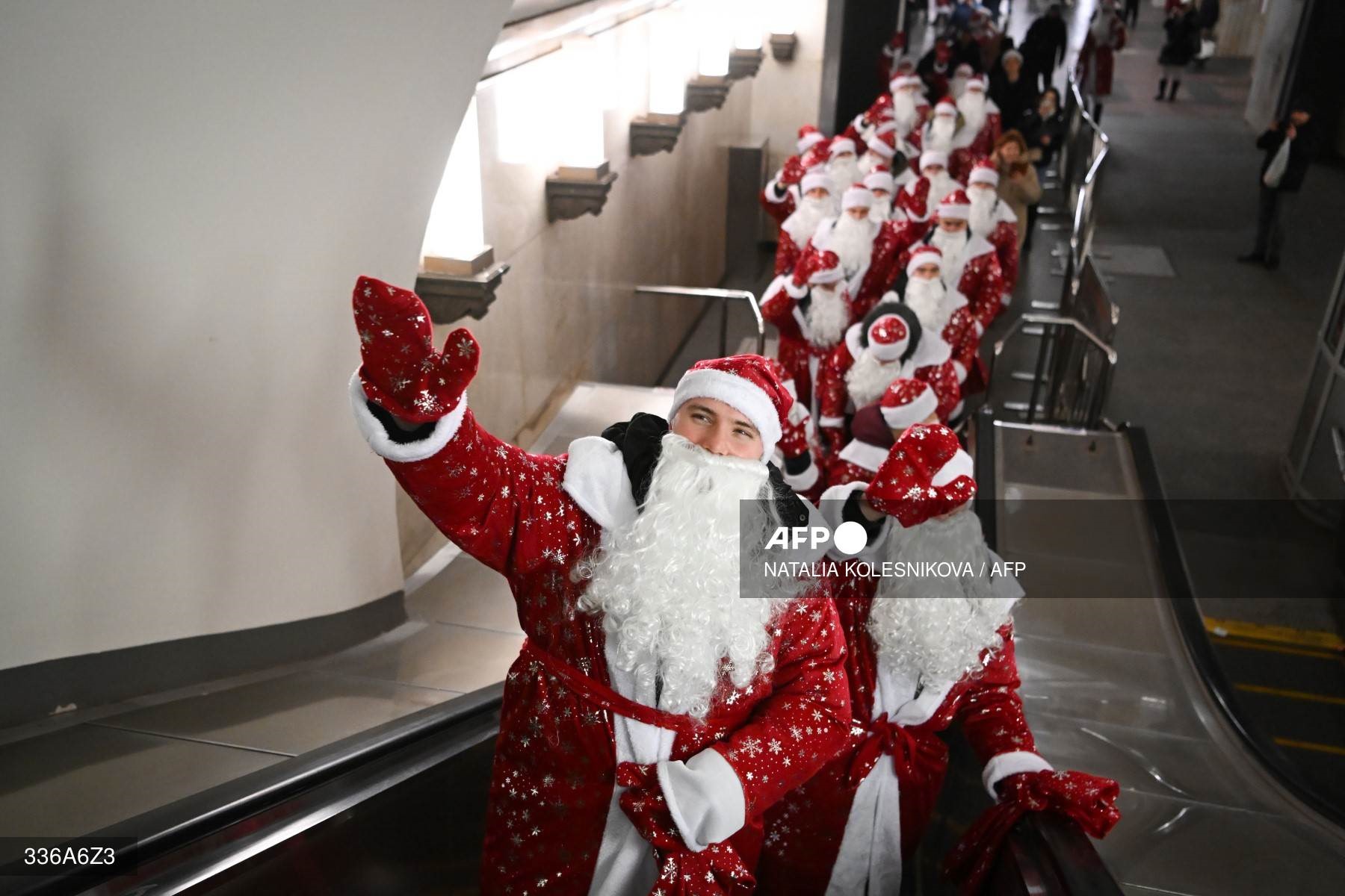 Các nhân viên của Mátxcơva Metro hóa trang thành Ông già Tuyết tham gia flash mob dịp giáng sinh và năm mới để gya bất ngờ cho hành khách trong hệ thống tàu điện ngầm của thủ đô nước Nga ngày 30.12. Ảnh: AFP
