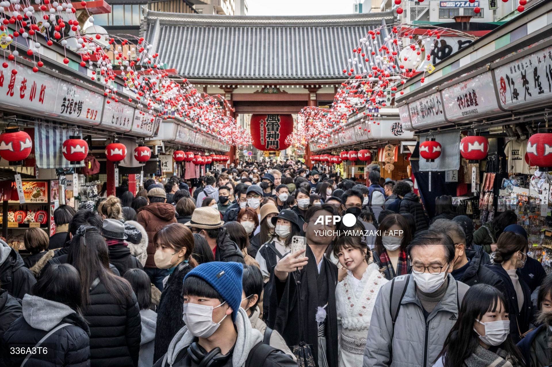 Mọi người đến chùa Sensoji trước kỳ nghỉ năm mới ở Tokyo, Nhật Bản ngày 30.12.2022. Ảnh: AFP