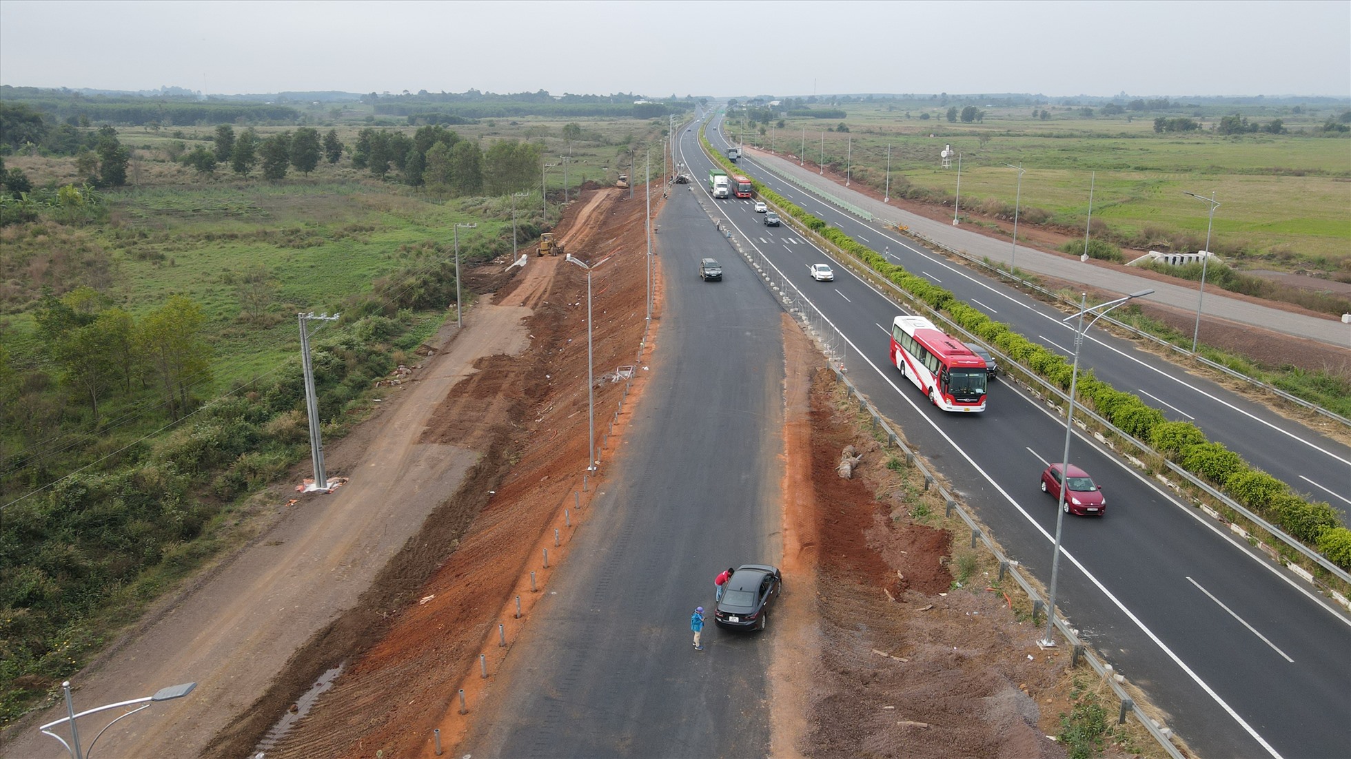 Hạng mục nút giao giữa đường cao tốc Phan Thiết - Dầu Giây với đường cao tốc TP.HCM - Long Thành - Dầu Giây đang được tập trung đẩy nhanh tiến độ thi công.
