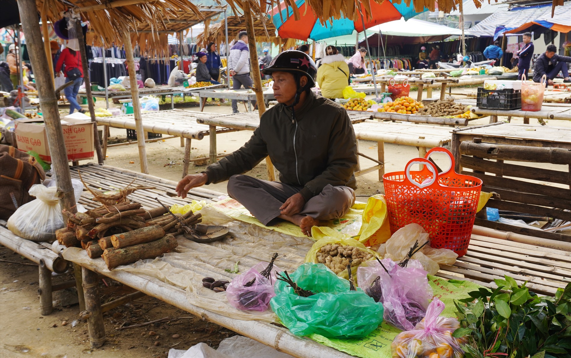 Vào những ngày giáp Tết Nguyên đán, dân bản ở nhiều xã của huyện Bá Thước lại nô nức mang hàng hóa, sản vật đến chợ để bán. Ảnh: Quách Du