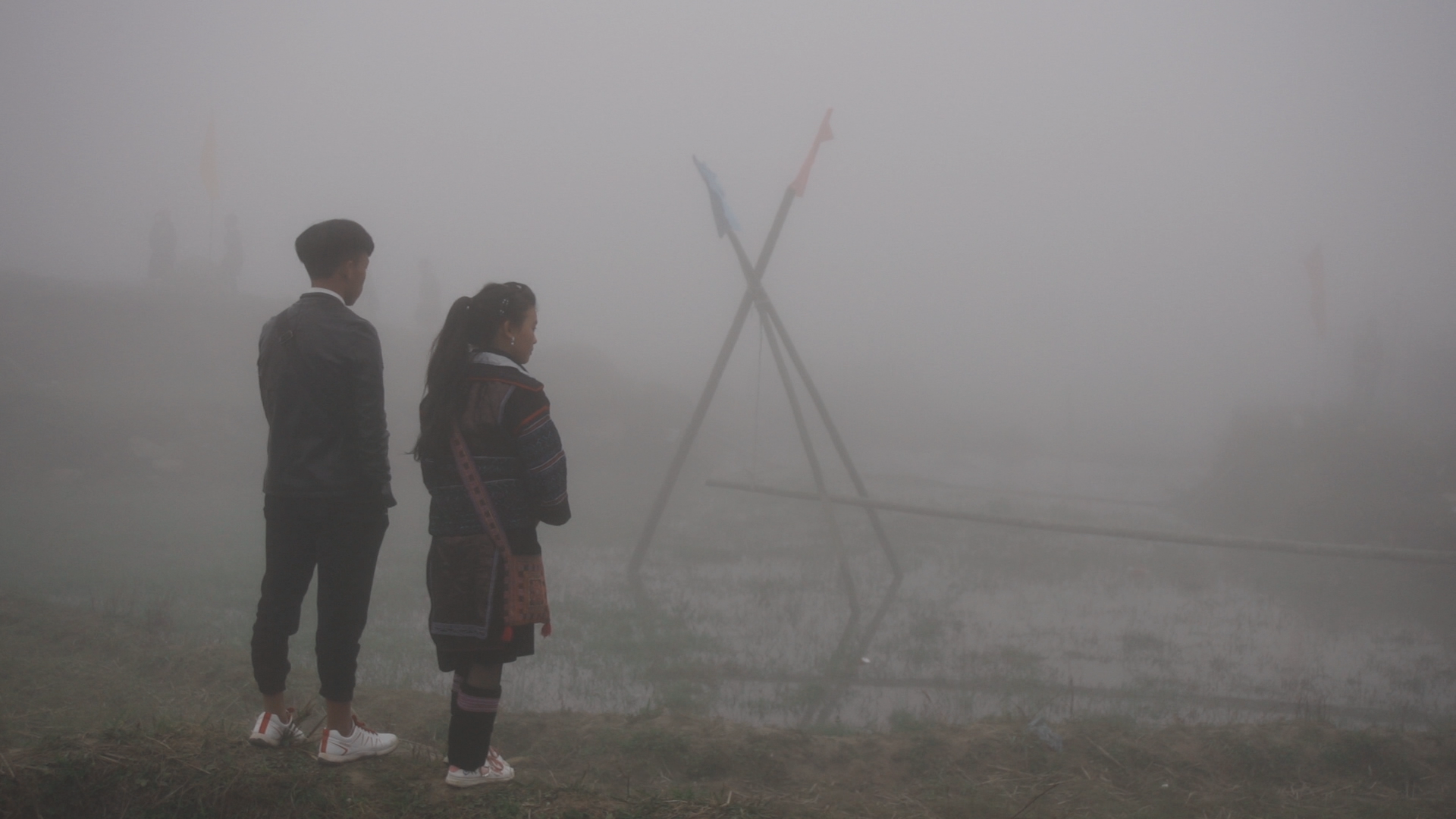 Cô bé Di và bạn trai đến làm lễ kéo vợ trong phim “Những đứa trẻ trong sương” của đạo diễn Hà Lệ Diễm. Ảnh: Đoàn phim cung cấp