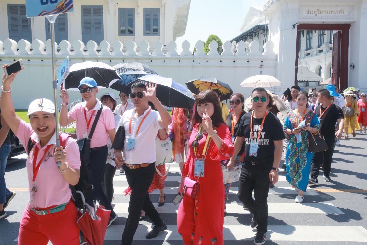 Một đoàn khách Trung Quốc tham quan Cung điện Hoàng gia tại Bangkok, Thái Lan năm 2018. Ảnh: Taweechai Tawatpakorn/Bangkok Post