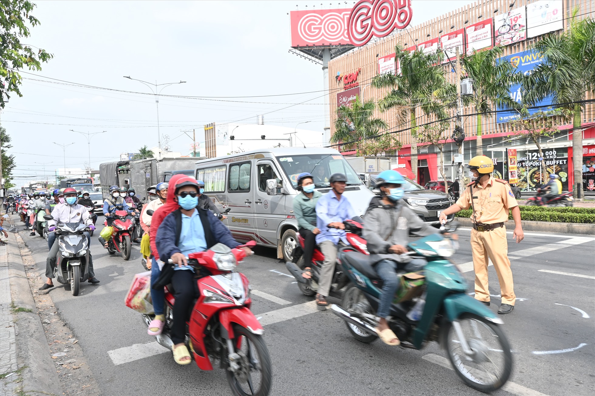 Trước tình hình trên, Lực lượng cảnh sát giao thông của Công an tỉnh Tiền Giang đã điều tiết tránh ùn tắc kéo dài.