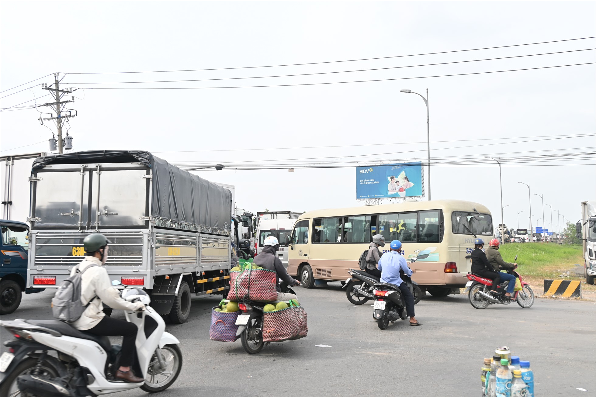 Theo ghi nhận của PV Báo Lao Động lúc 14h20 phút ngày 31.12, dóc Cầu Rạch Miêu phía bên địa bàn tỉnh Bến Tre ùn ứ kéo dài khoảng 1,5km nhưng không thấy lực lượng chức năng có mặt để điều tiết giao thông.