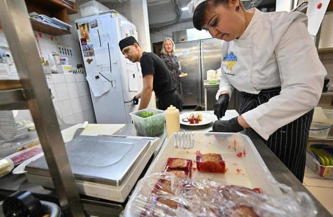 Cá trích ngâm là một món ăn đêm giao thừa được cho là mang lại thịnh vượng cho cả năm mới. Ảnh: AFP