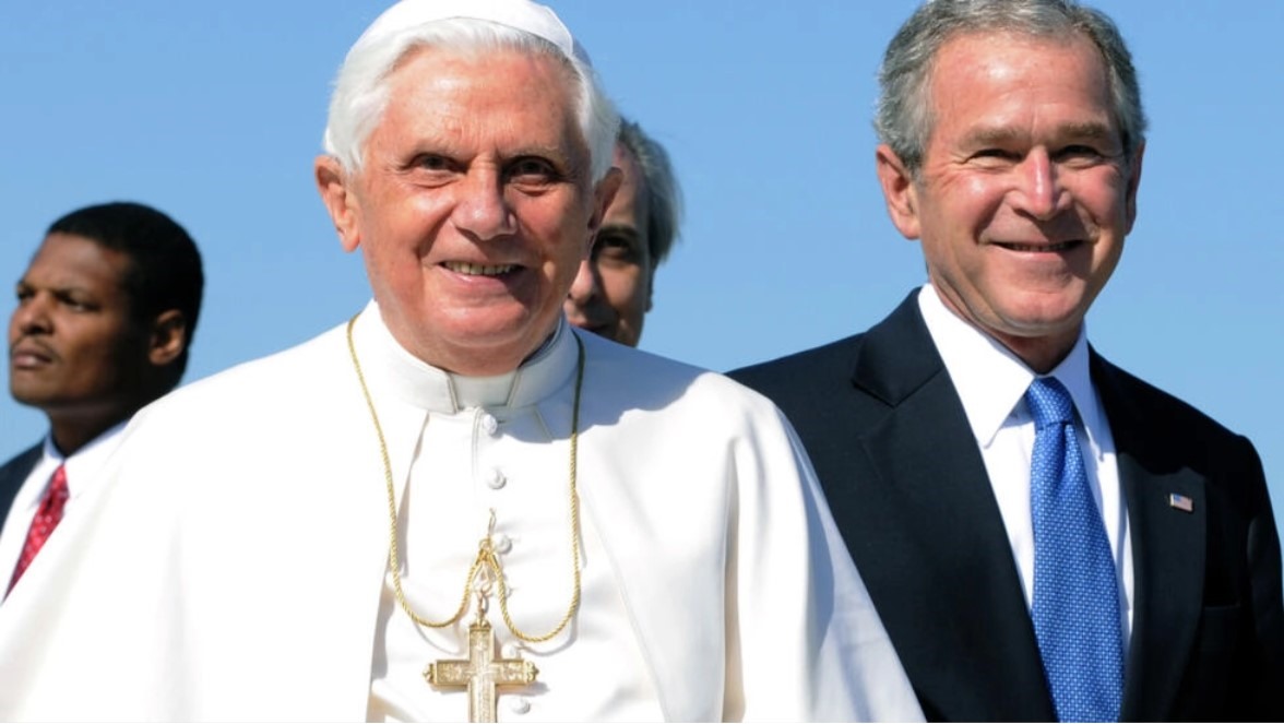 Cựu Giáo hoàng Benedict XVI (trái) đã qua đời. Ảnh: AFP